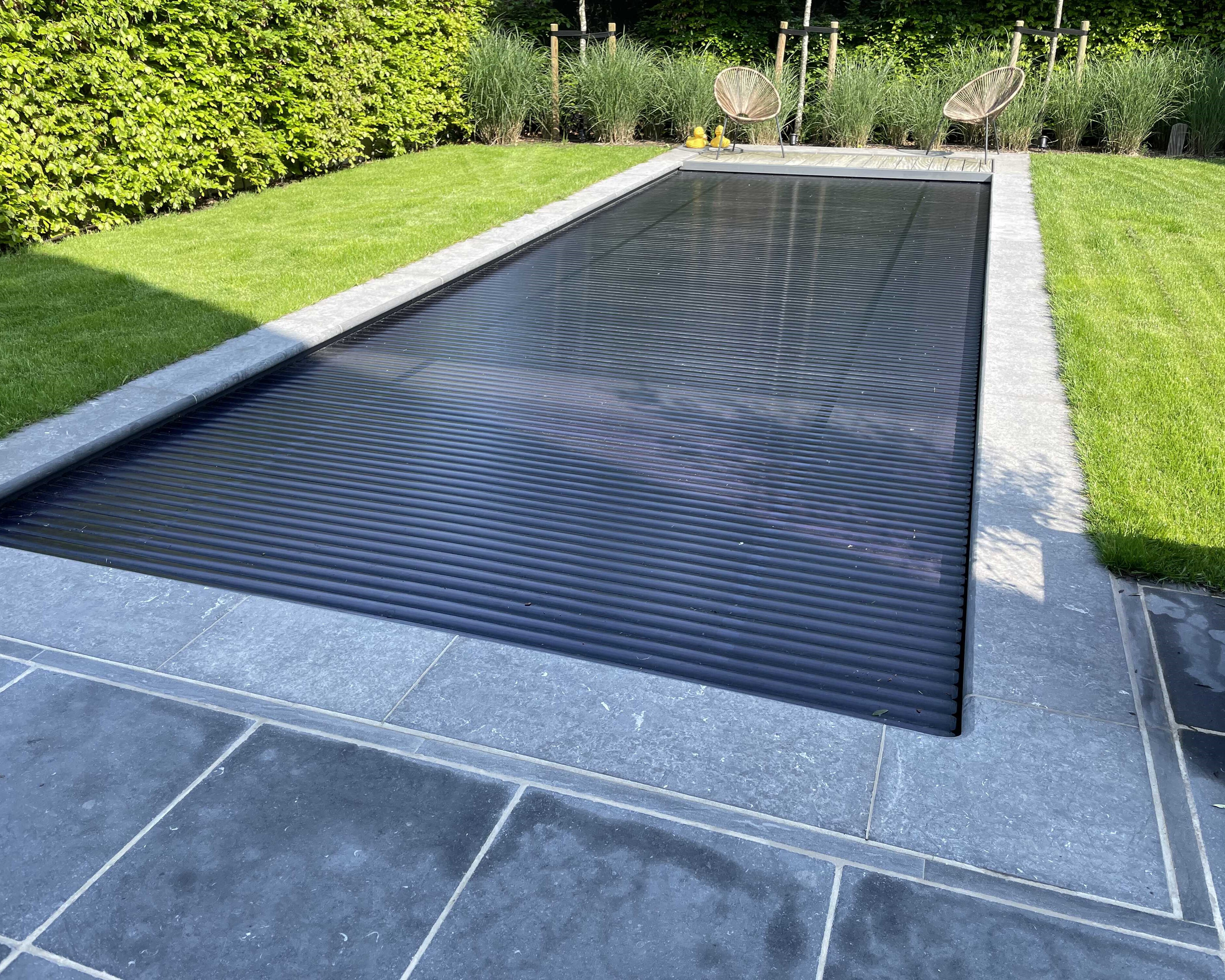 Zwembad met solar roldek.